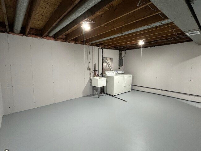 Building Photo - 350 1st Ct