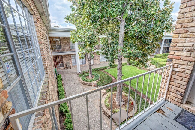 Building Photo - 2101 Fountain View Dr