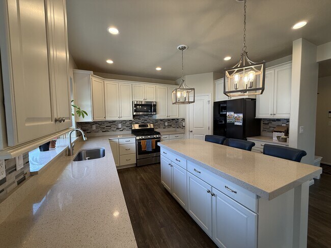Building Photo - 744 W Ridgeline Dr