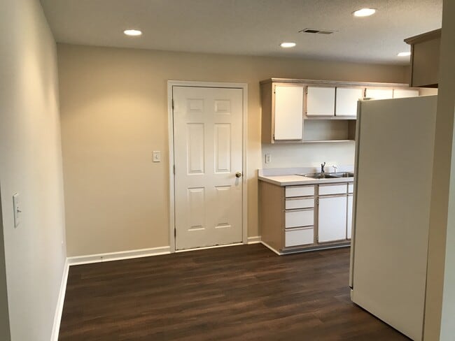 Building Photo - Pet Friendly 3 Bedroom, 2 Bath Home with Garage and Fenced In Back Yard!