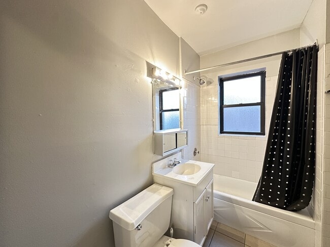 Building Photo - 3007 N Racine Ave