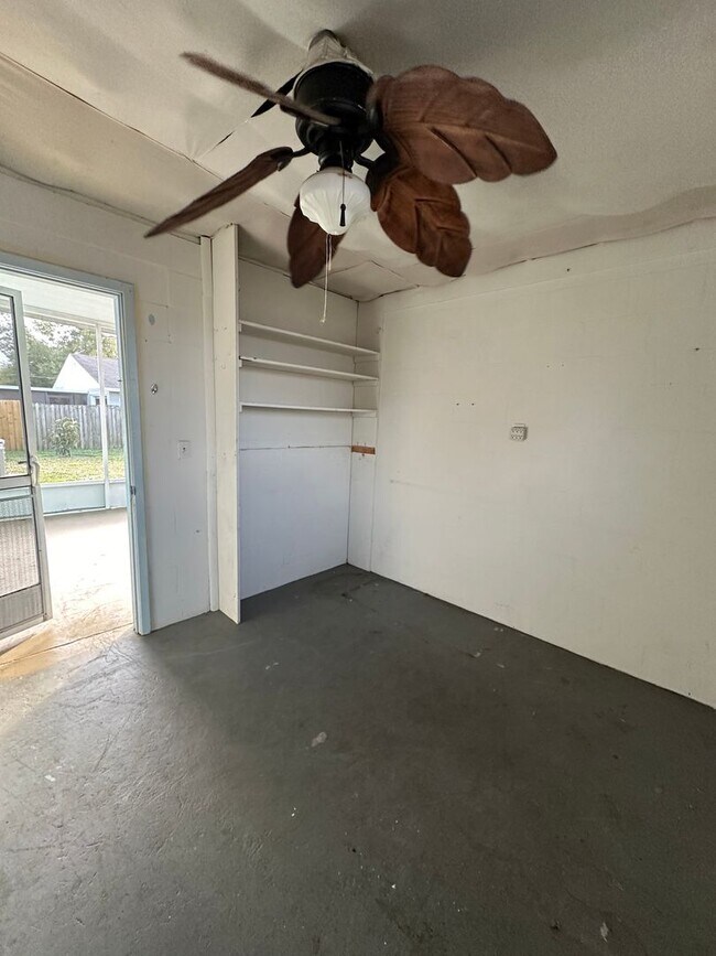 Building Photo - MOVE IN SPECIAL- Nice 2/1 Home w/ Fenced Yard in St Cloud