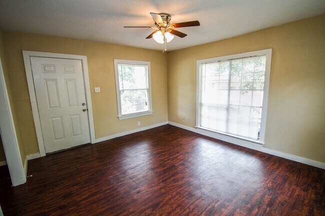 Building Photo - Spacious Cozy Home in Eastlawn