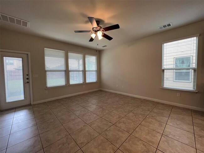 Building Photo - 1325 Meadowsouth Ln