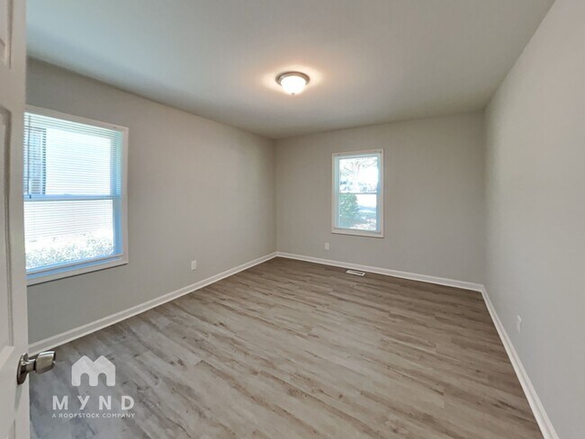 Building Photo - 977 Moreland Dr SE