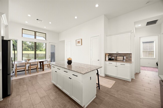 Building Photo - 10722 Hidden Rock Dr