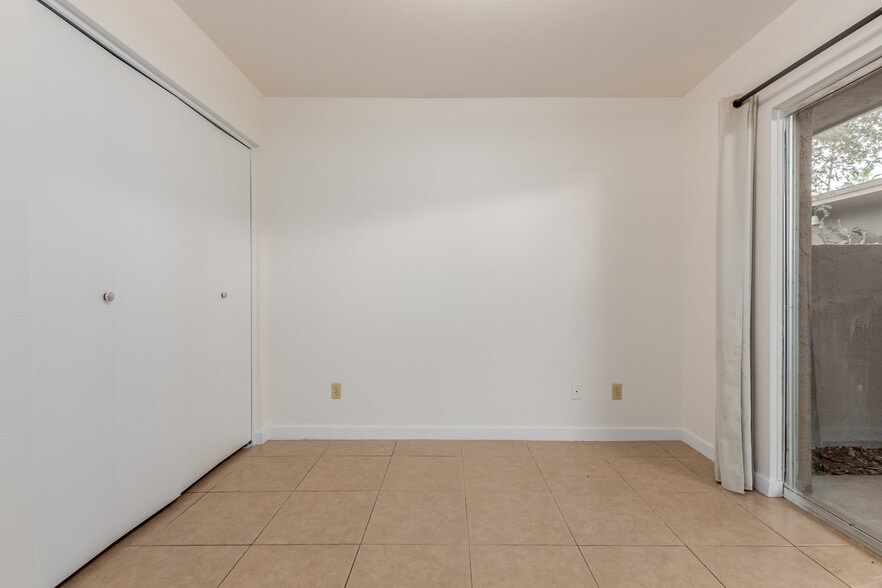 Building Photo - 925 W Peoria Ave