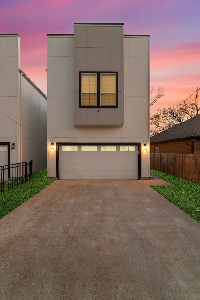 Building Photo - 3818 Lynnfield St