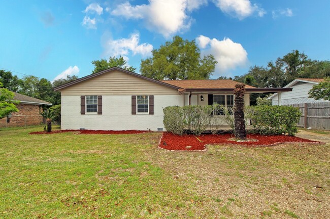 Primary Photo - 3BR/2BA with Upgrades in Desirable Locatio...