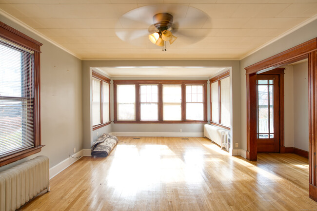 Building Photo - 226 Ledgeside Ave