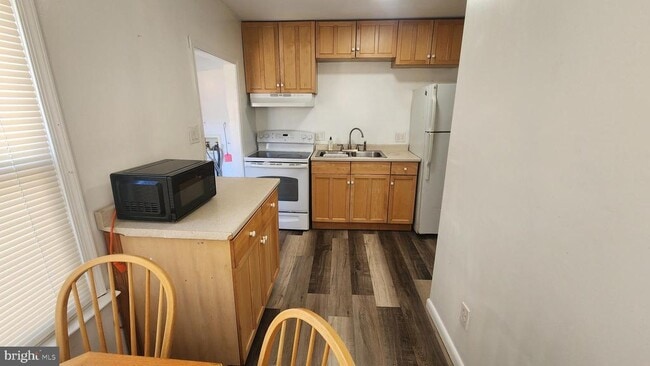 Building Photo - 108 E Pacific Ave