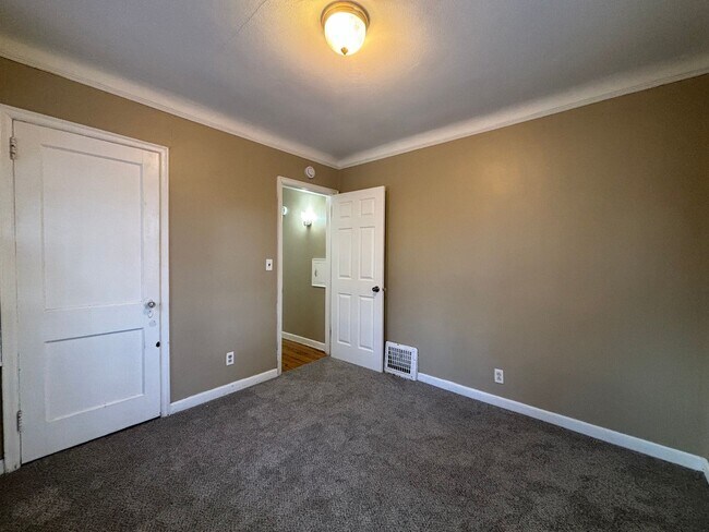 Building Photo - 4 bedroom, 2 bathroom home in the peaceful community of Mahtomedi access to White Bear Lake