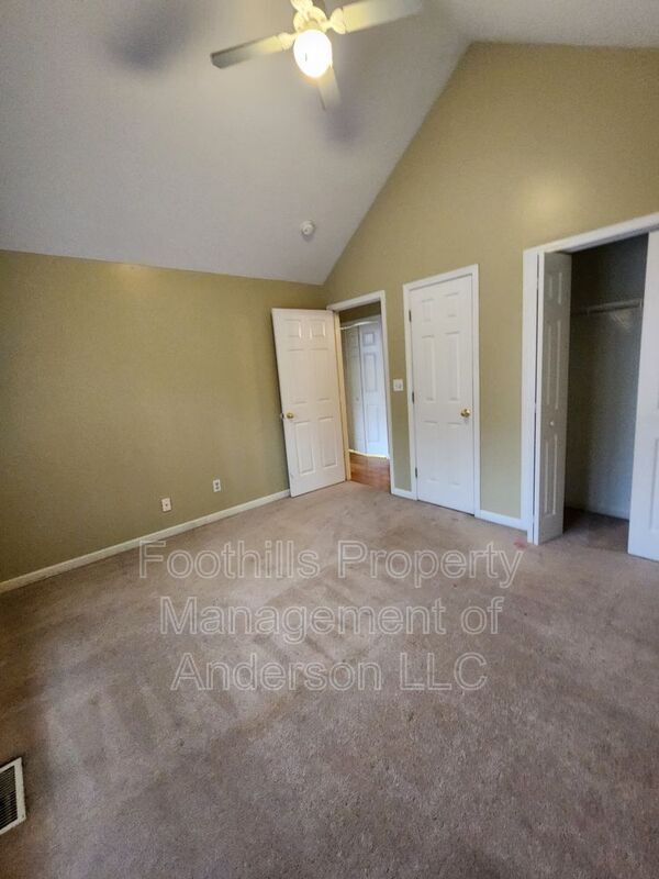 Building Photo - 102 Circle Dr