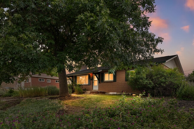 Building Photo - 571 S Taft St