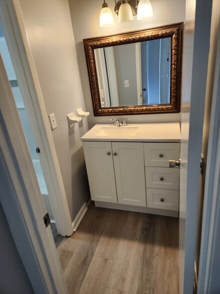 Bathroom - 2819 N Ohenry Blvd