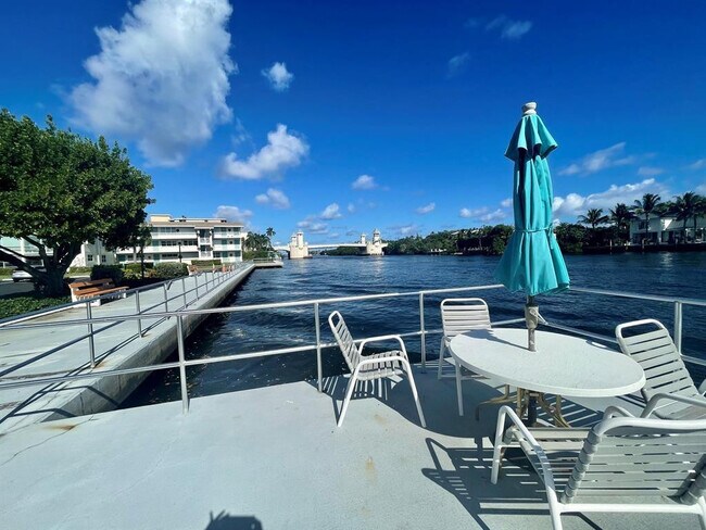 Building Photo - 340 Horizon W