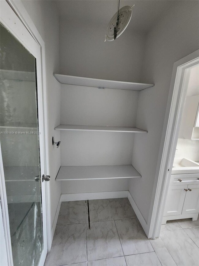 Building Photo - 7611 Harding Ave