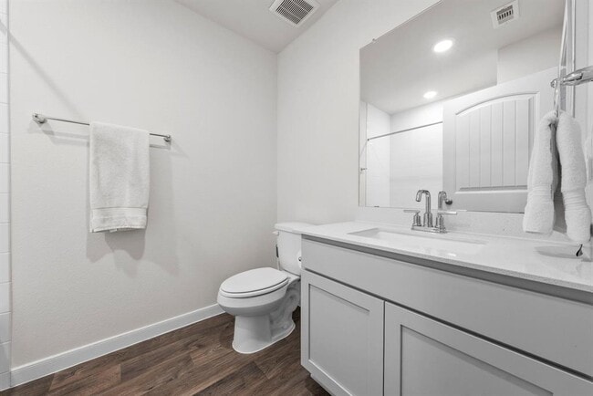 Building Photo - 320 Darwin Pl