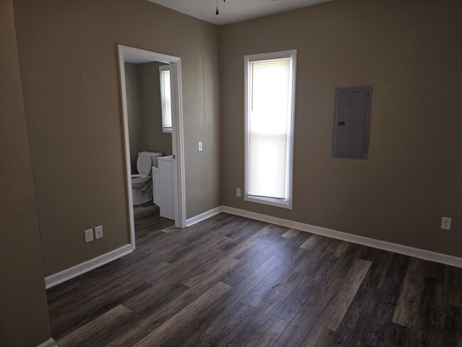 Building Photo - 515 Maple St