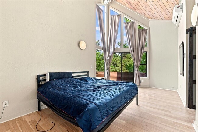 Building Photo - Remodeled Mid-Century 3-Bedroom, 2.5-Bath Home in a Highly Desirable Boise Neighborhood