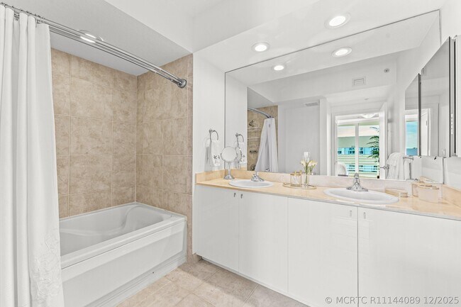 Building Photo - 1551 N Flagler Dr
