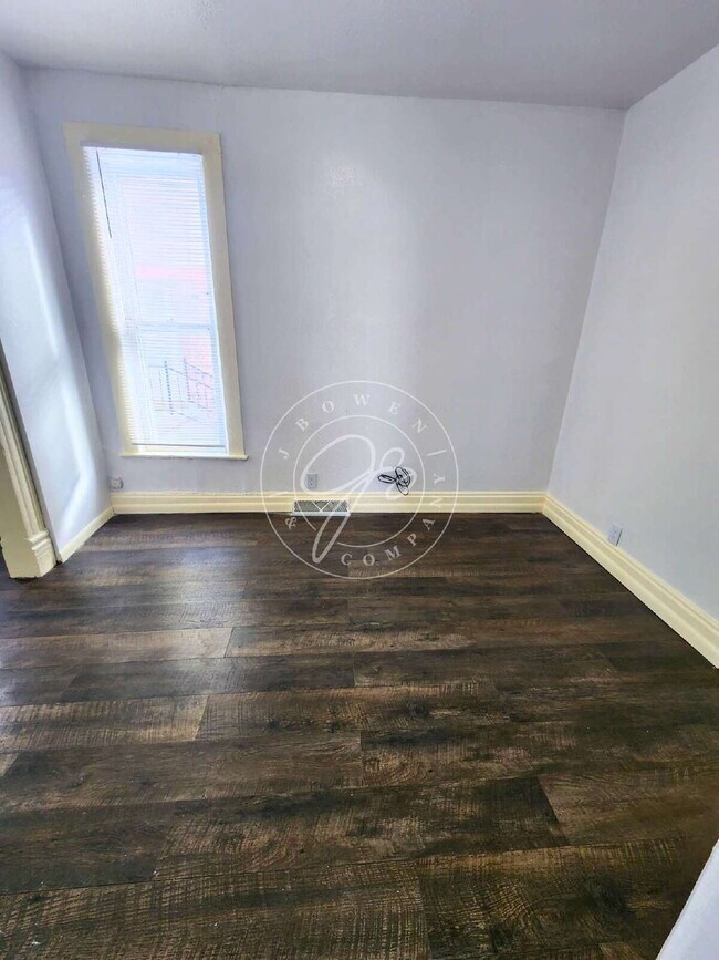 Building Photo - 4 bed 2 bath home with over 1600 Sq Feet!