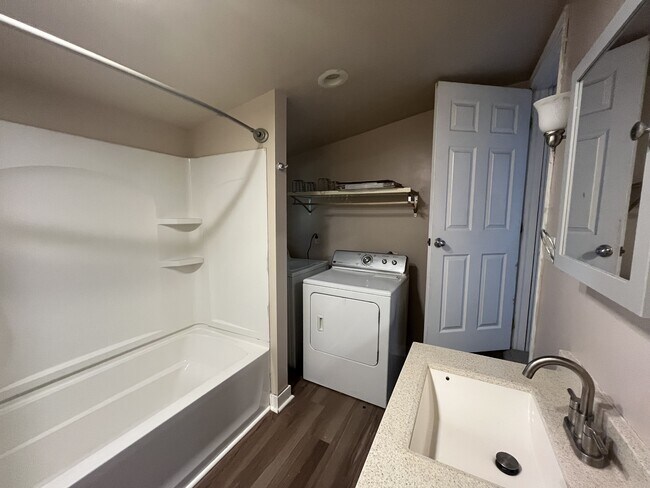 Building Photo - 1077 Main St