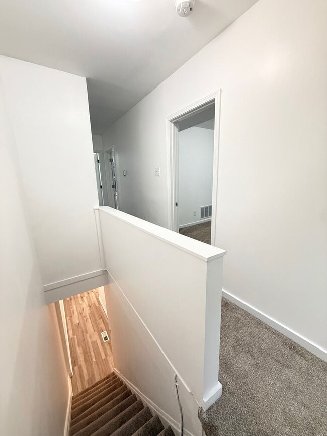 Building Photo - Newly Remodeled 2 or 3 Bedroom In Upper La...