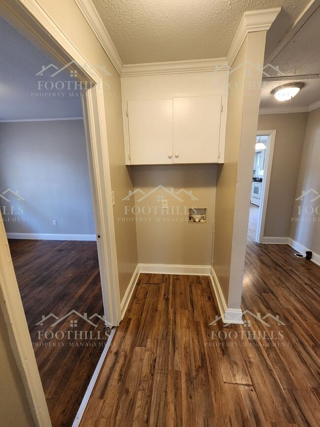 Building Photo - Charming 3-Bed Brick Rental Near Schools &...