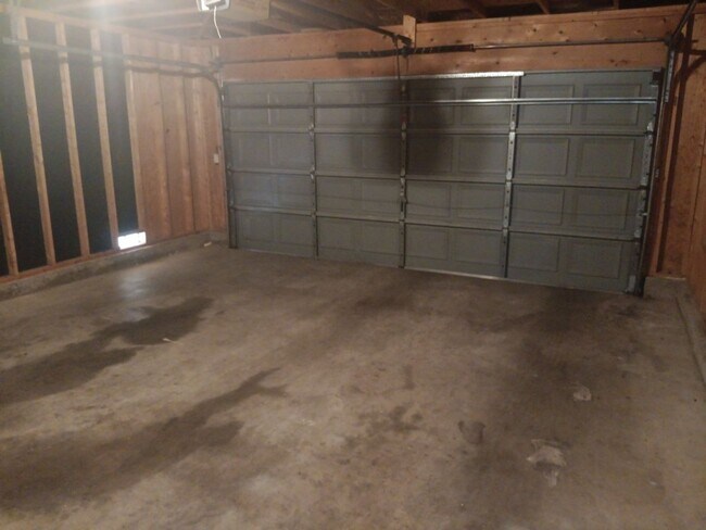 Building Photo - 3 Bedroom, 2 Bathroom Home! Schedule a Showing!