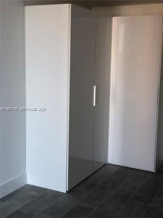 Building Photo - 1010 Brickell Ave