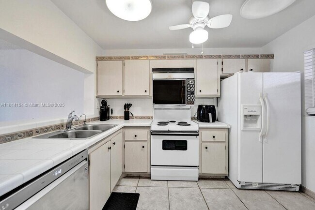 Building Photo - 1911 Sabal Palm Dr