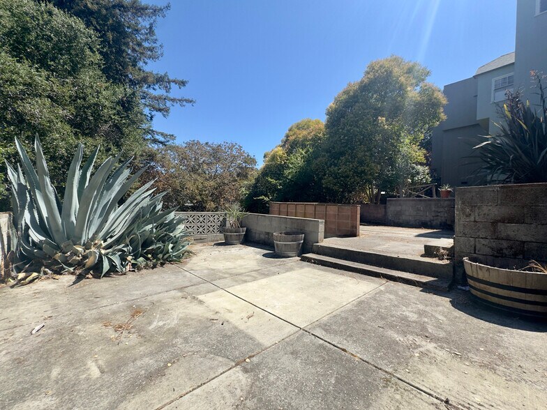 Building Photo - 914 Everett Ave