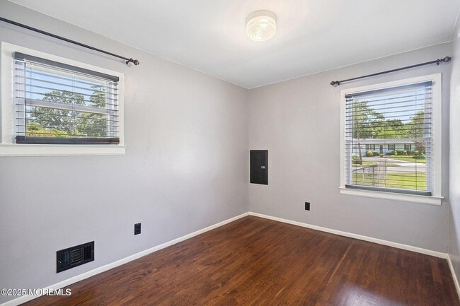 Building Photo - 6 Redwood Rd