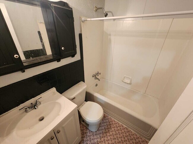 Building Photo - "Charming 2-Bedroom Home in Flordell Hills – Cozy Living with 996 Sq Ft of Comfort!"