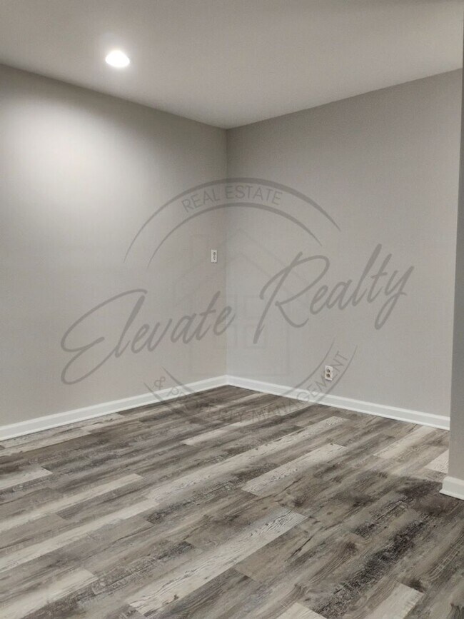 Building Photo - Two Bedroom Updated Ranch Duplex in North ...