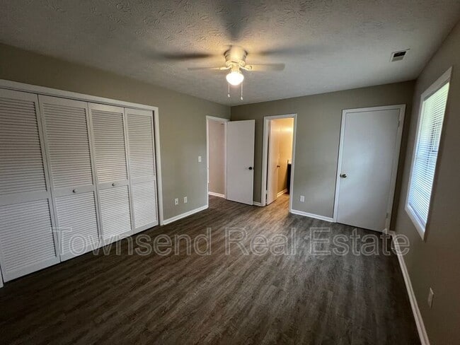 Building Photo - 1429 Ireland Dr