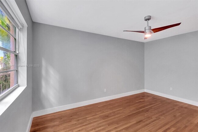 Building Photo - 6881 Bay Dr