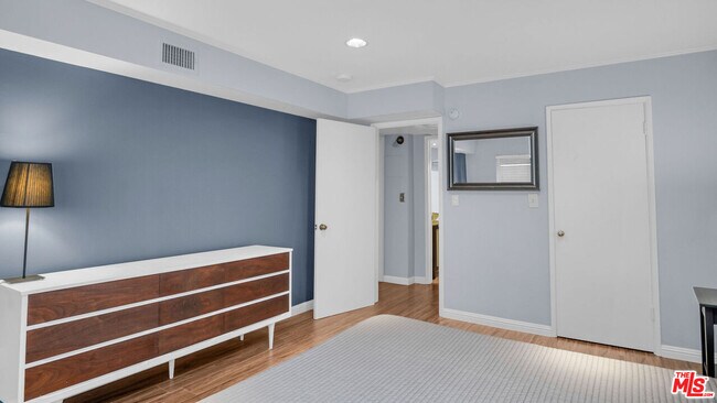 Building Photo - 2260 N Cahuenga Blvd