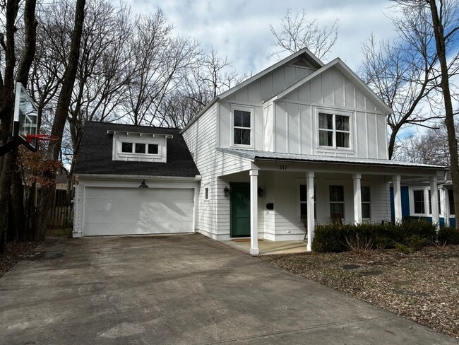 Primary Photo - UNFURNISHED Beautiful Large Home Available Now on North Walnut in Fayetteville !!