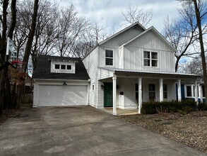 Building Photo - UNFURNISHED Beautiful Large Home Available Now on North Walnut in Fayetteville !!