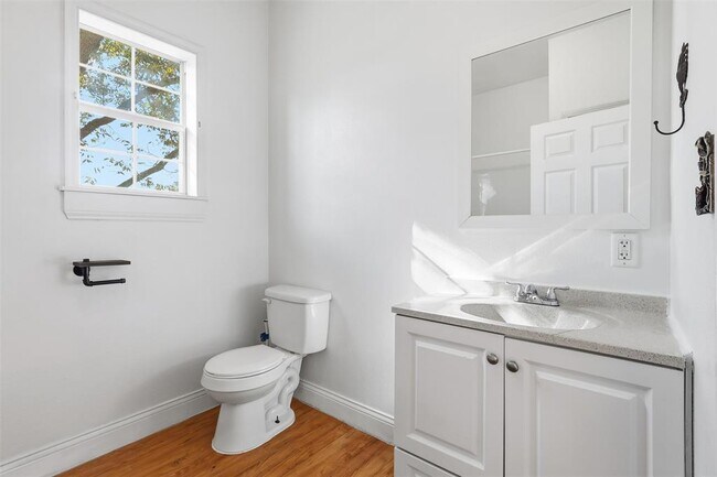 Building Photo - 1215 Porter St