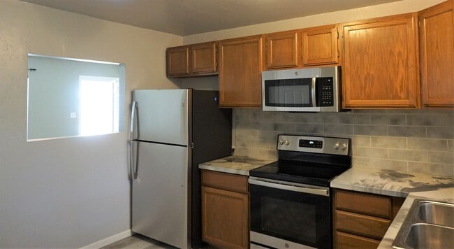 Building Photo - 2 Bed 1 Bath 1 Car Garage in the Village R...