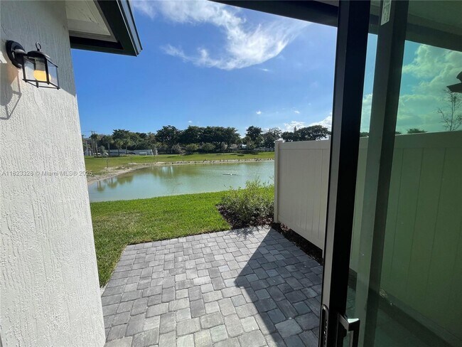 Building Photo - 2112 Appleton Cir S