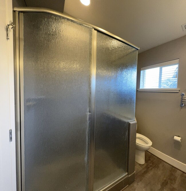 Main Bathroom - 412 Kirman Ave