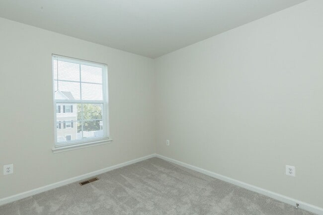 Building Photo - 3 Bed, 2 Full/2 Half Bath, Well Maintained...