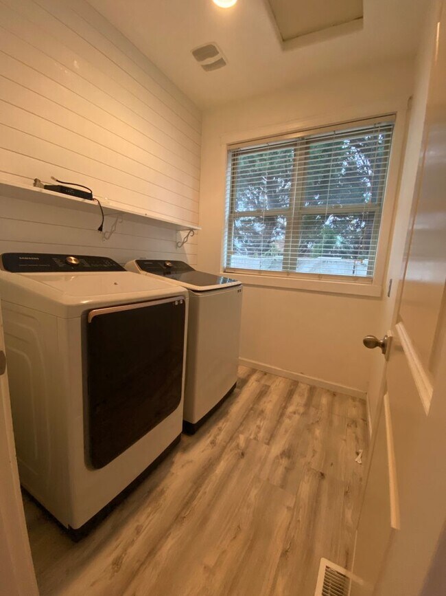 Building Photo - Move-in special $500 Off first month's ren...