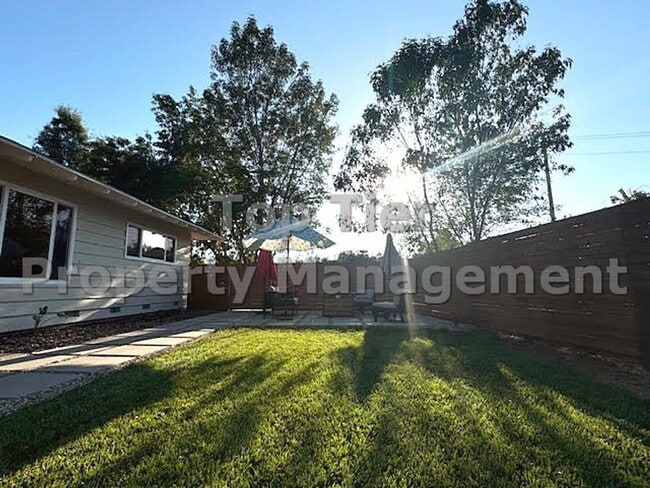 Building Photo - 3 Bed/ 2 Bath Spacious Family Home with Su...
