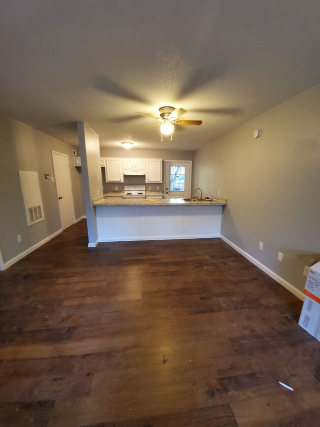 Building Photo - 102 Austin Stone Dr