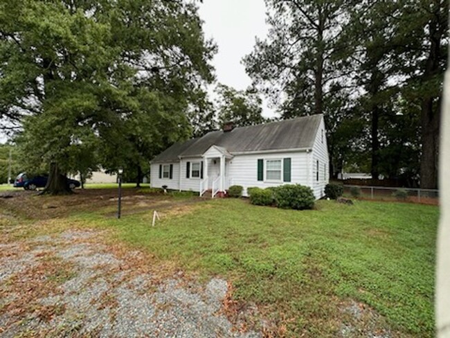 Building Photo - Spacious 3 Bedroom 2 Bath Rancher in Henri...